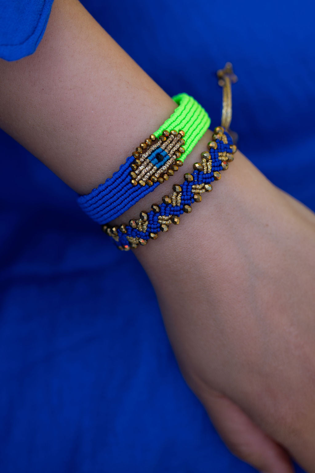 Micro macramé braided bracelet with golden crystal beads - Neons