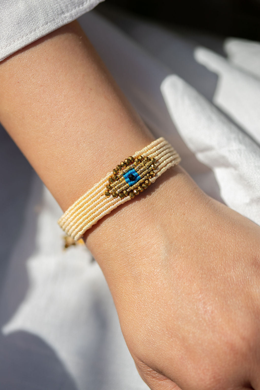 Micro macramé Evil Eye bracelet with golden crystal beads | Beige