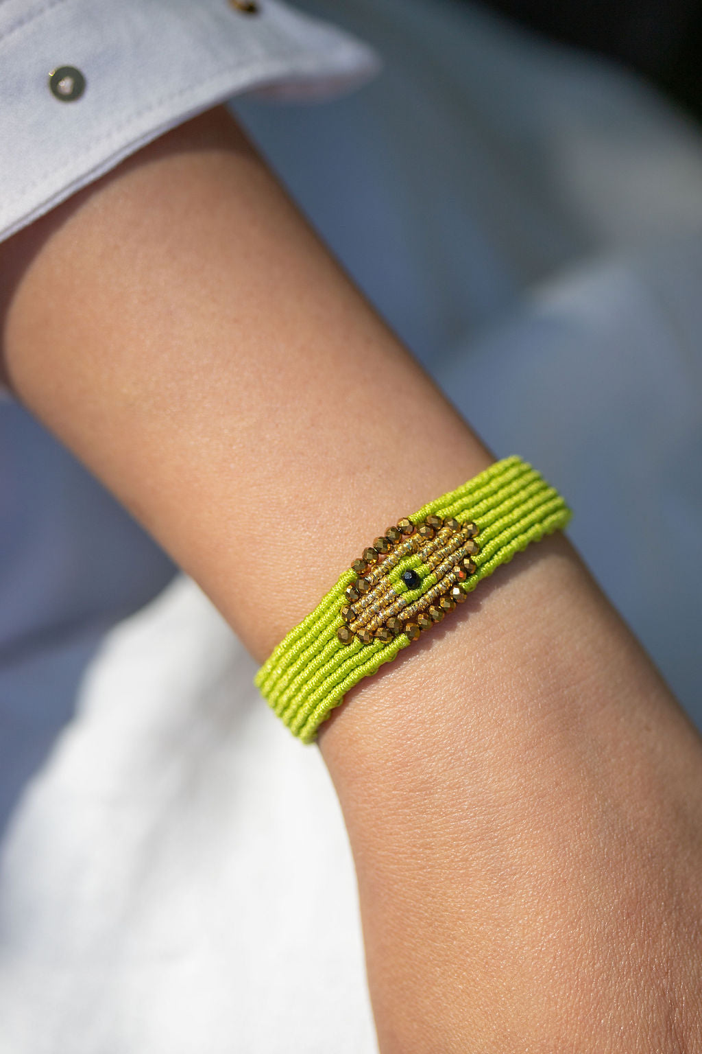 Micro macramé Evil Eye bracelet with golden crystal beads | Pear