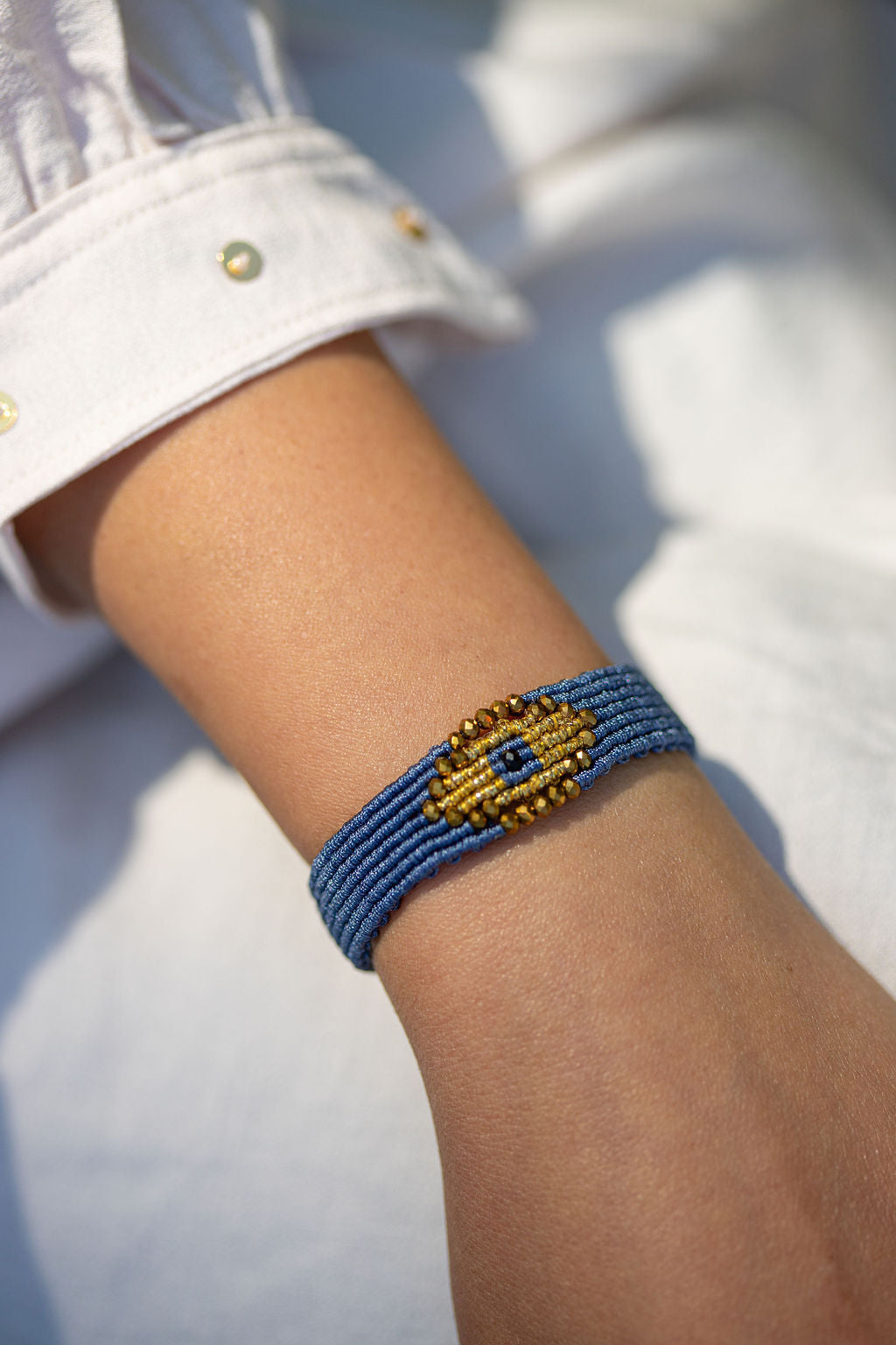 Micro macramé Evil Eye bracelet with golden crystal beads | Dusty Blue