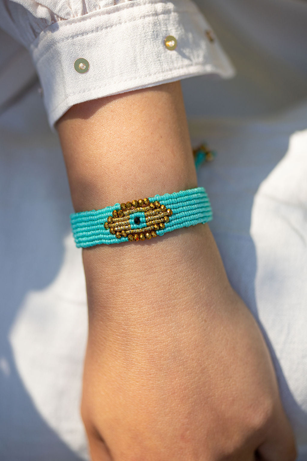 Micro macramé Evil Eye bracelet with golden crystal beads | Electric Blue