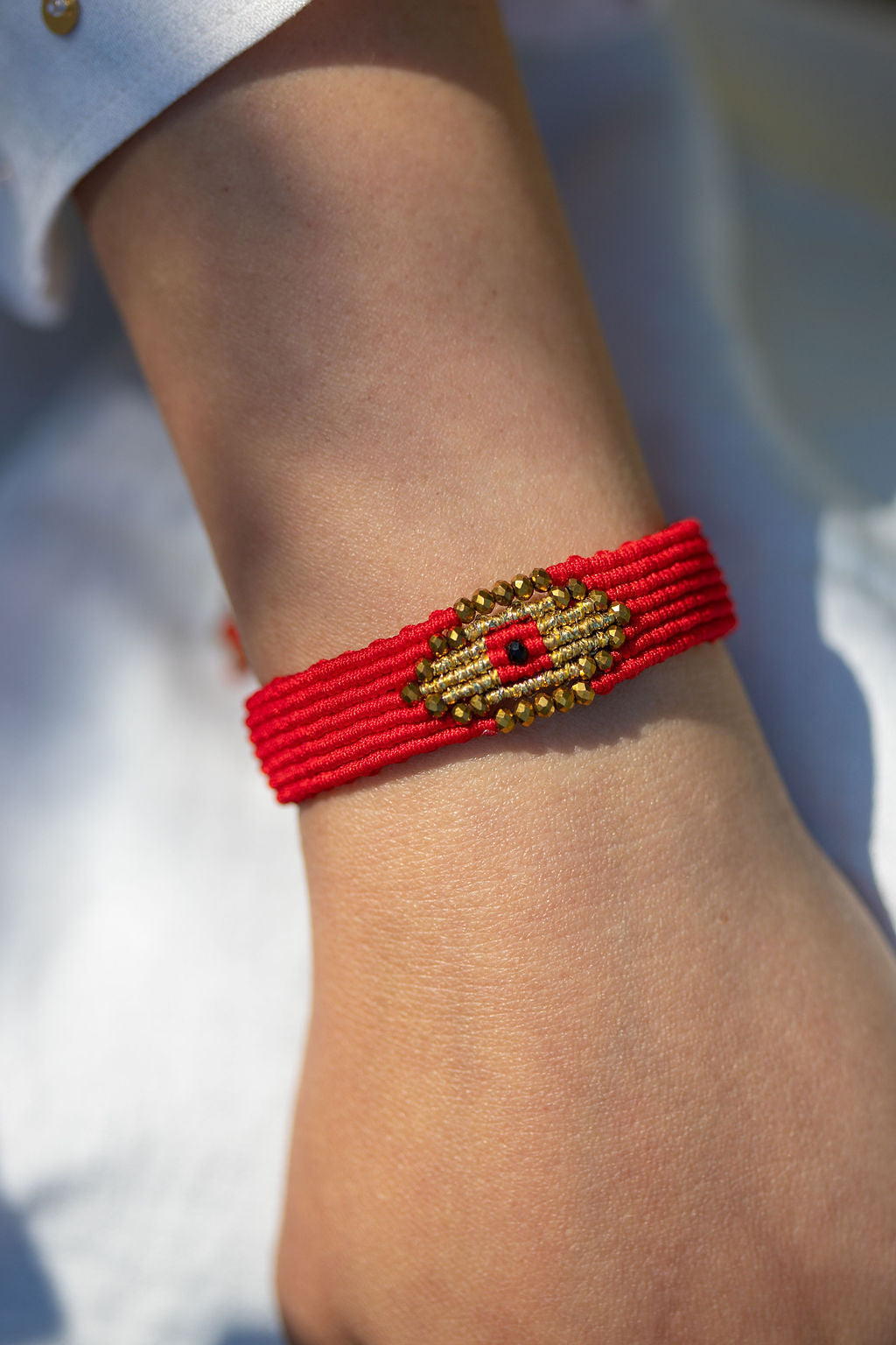 Micro macramé Evil Eye bracelet with golden crystal beads | Red