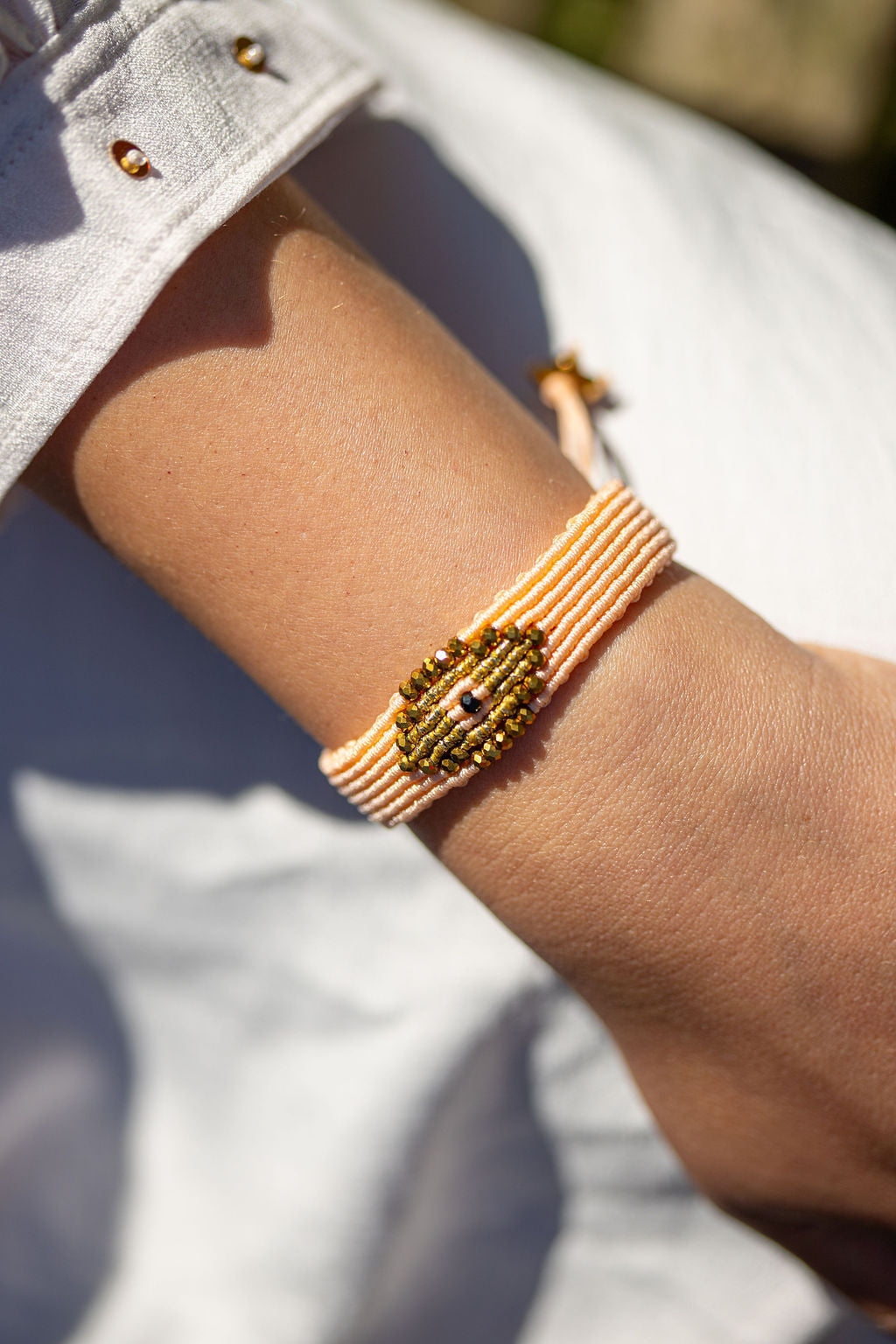 Micro macramé Evil Eye bracelet with golden crystal beads | Peach