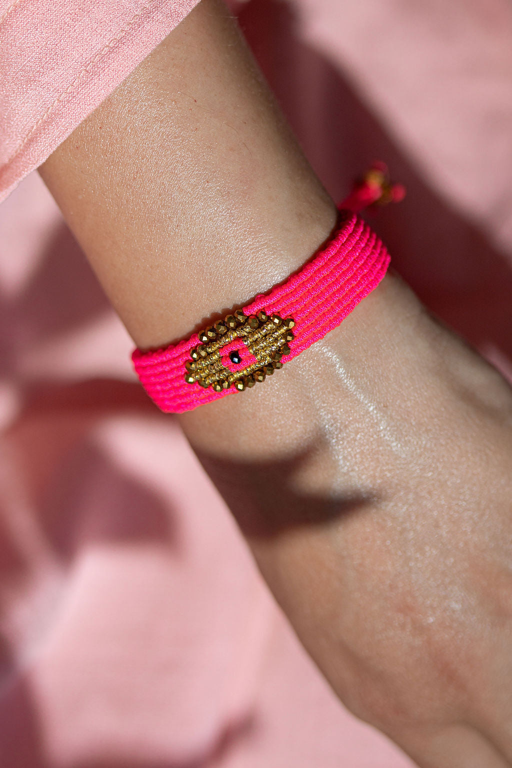 Micro macramé Evil Eye bracelet with golden crystal beads | Fuchsia