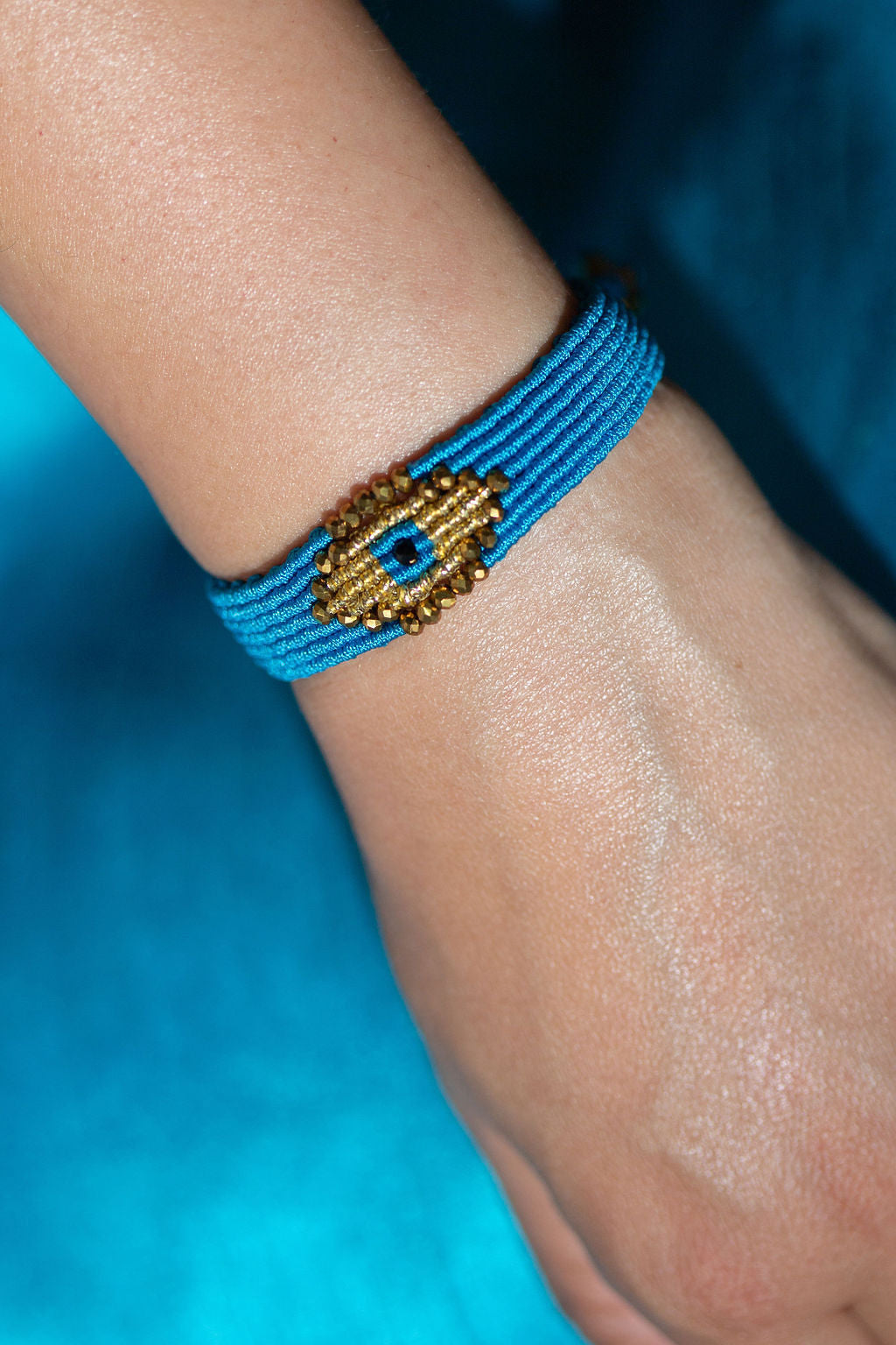 Micro macramé Evil Eye bracelet with golden crystal beads | Tunis Blue