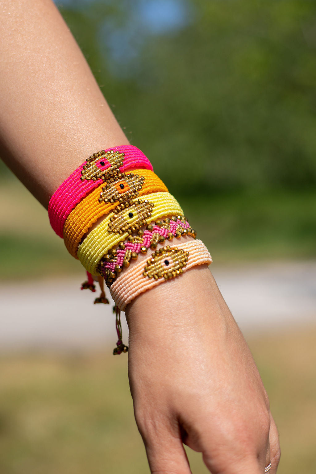 Micro macramé Evil Eye bracelet with golden crystal beads | Fuchsia
